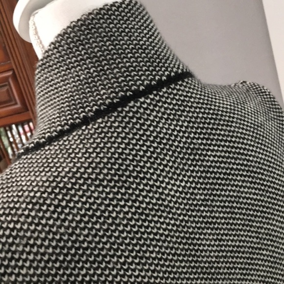 COCOGIO B & W knitted Sweater coat. Vintage. Size Medium. Wool Blend - Picture 6 of 9